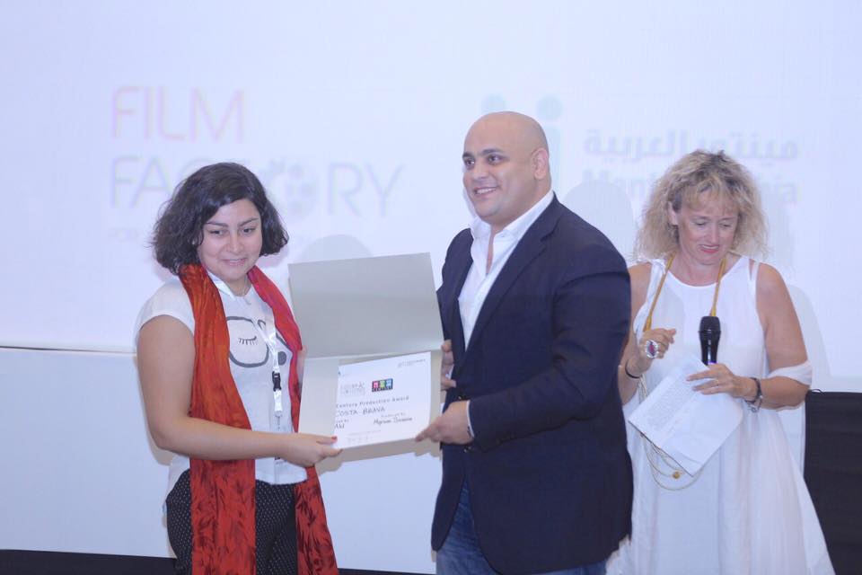 أحمد بدوي يسلم جائزة الافلام لمخرجة لبنانية