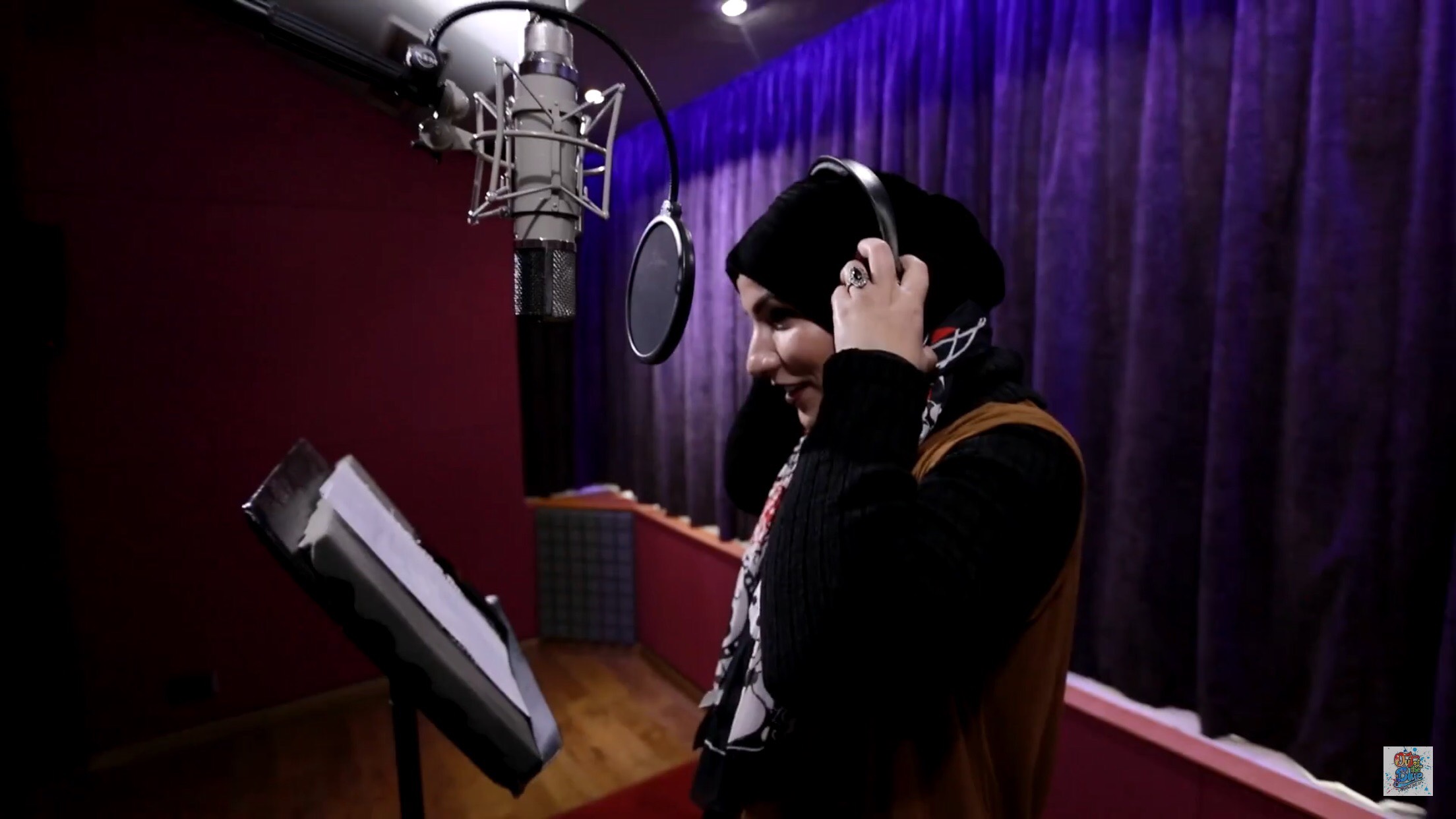 نداء شراره وأغنية من آوت أوف ذا بلو