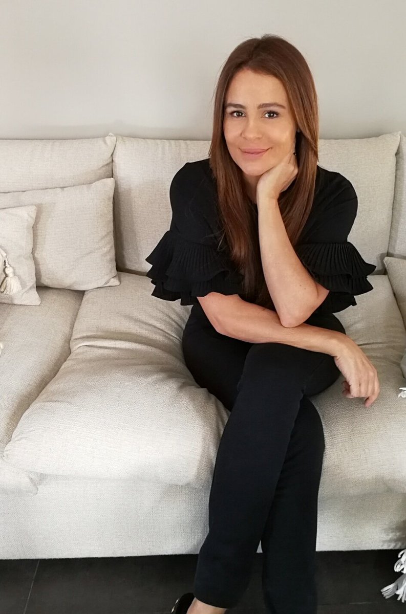 كارول سماحة تشوّق جمهورها لعمل جديد