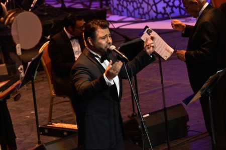 بالصور: عاصي الحلاني يلتقي جمهوره المصري ويتغنّى بمحبته