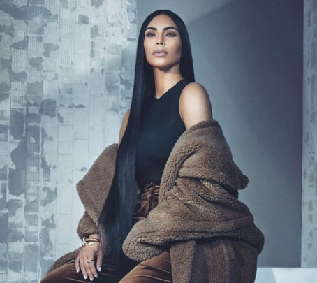 بالصور: كيم كارداشيان تبيع 200 قطعة من ملابسها