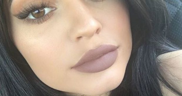 كايلي جينر ترزق بطفلة