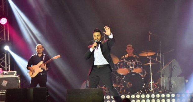 تامر حسني يُشعل ليل جدة في أولى حفلاته بالسعودية