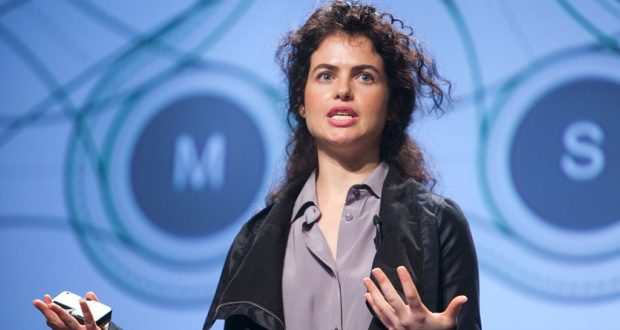 براد بيت يواعد مهندسة من حيفا